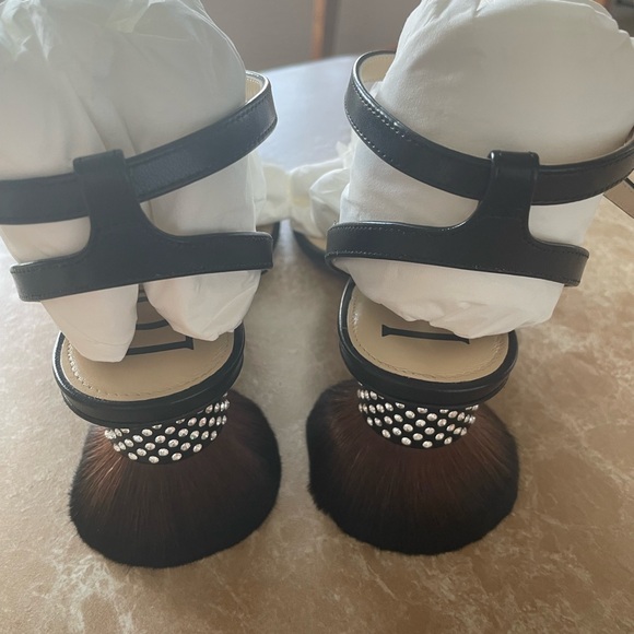 Loewe brush scandal 45 - Picture 7 of 11